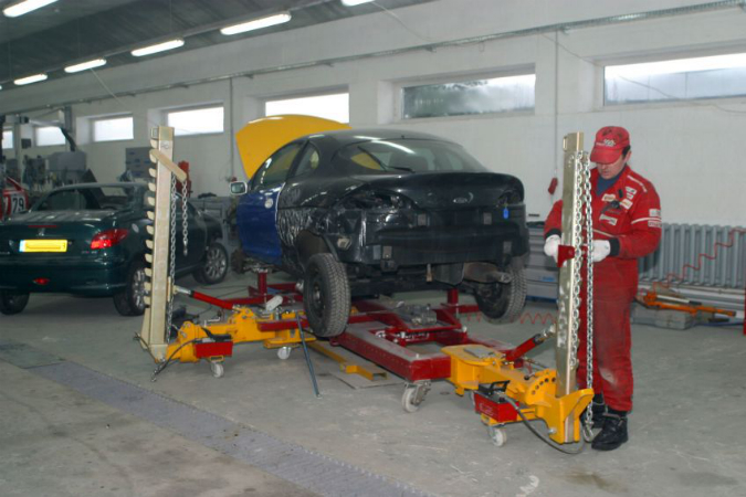Working with an Experienced Car Repair Shop and Crew